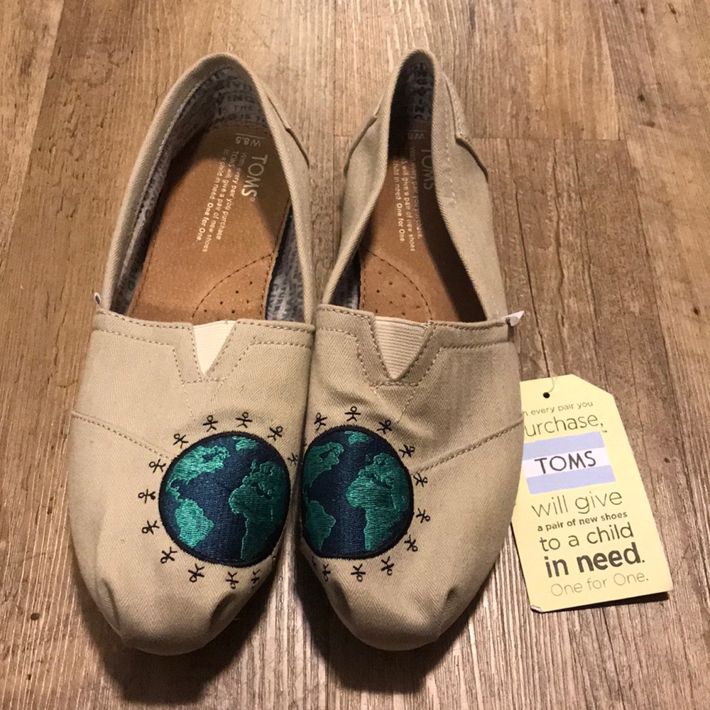 “Giving embroided globe” Toms. New with tags.